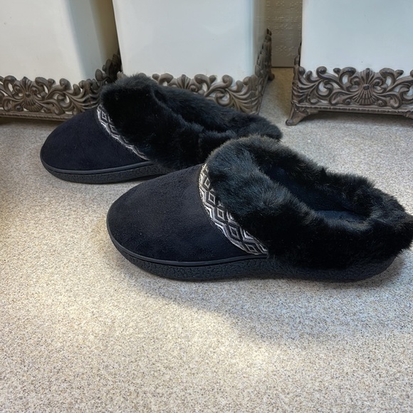 ISOTONER MEMORY FOAM.  SLIPPERS SM 6.5-7 black - Picture 9 of 11